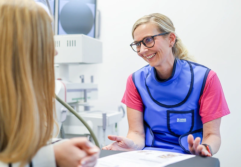 Dr. Scheu im persönlichen Beratungsgespräch in der Orthopädie Leinfelden