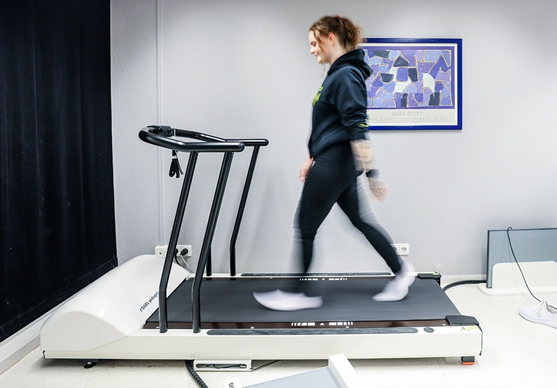 Dr. Scheu bei der orthopädischen Diagnostik in der Orthopädie Leinfelden